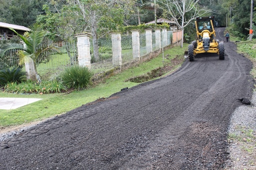 Avenida Piratini recebe asfalto