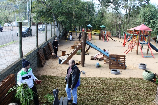 Voluntários revitalizam espaço da Praça Francisco Leal