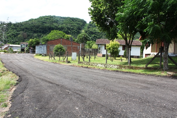 Rua Pastor Roos recebe resíduo asfáltico