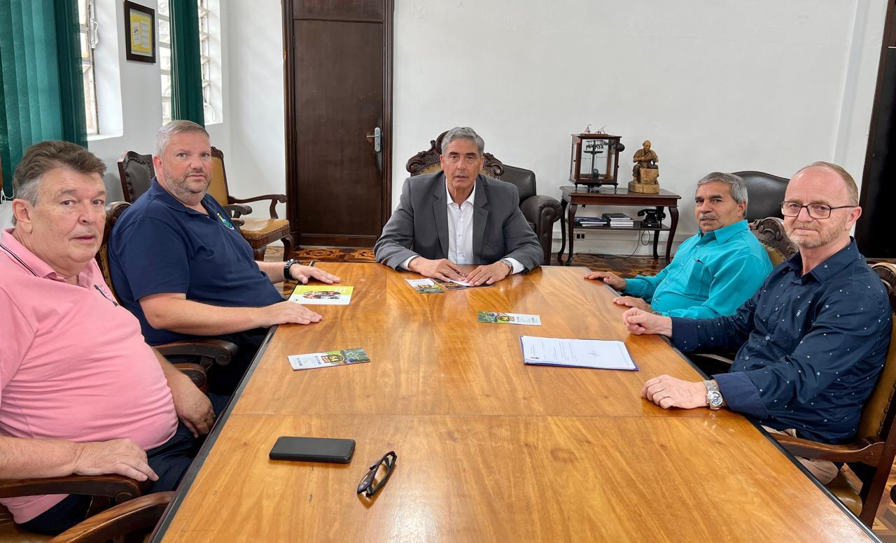 Reunião com deputado do Estado.